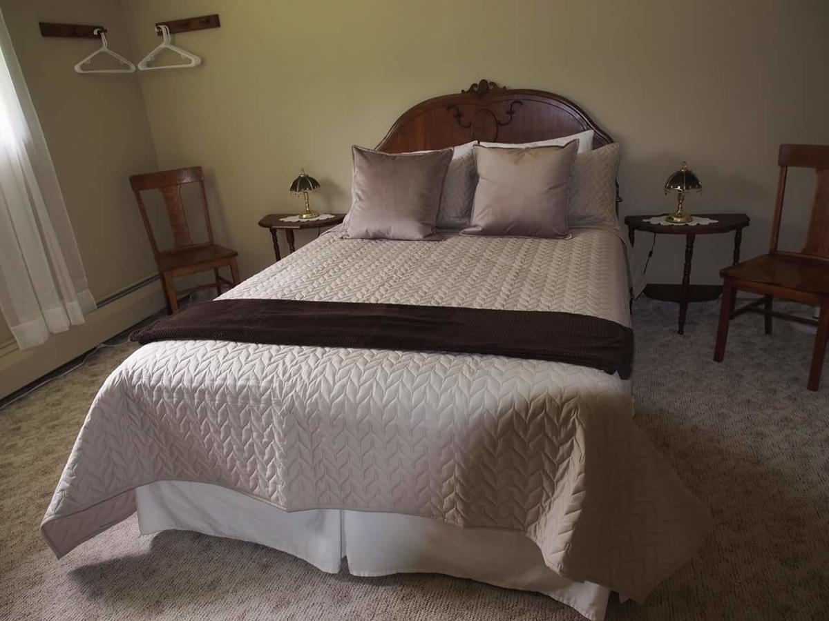 Mulvehill Creek Wilderness Inn And Wedding Chapel 雷夫尔斯托克 外观 照片