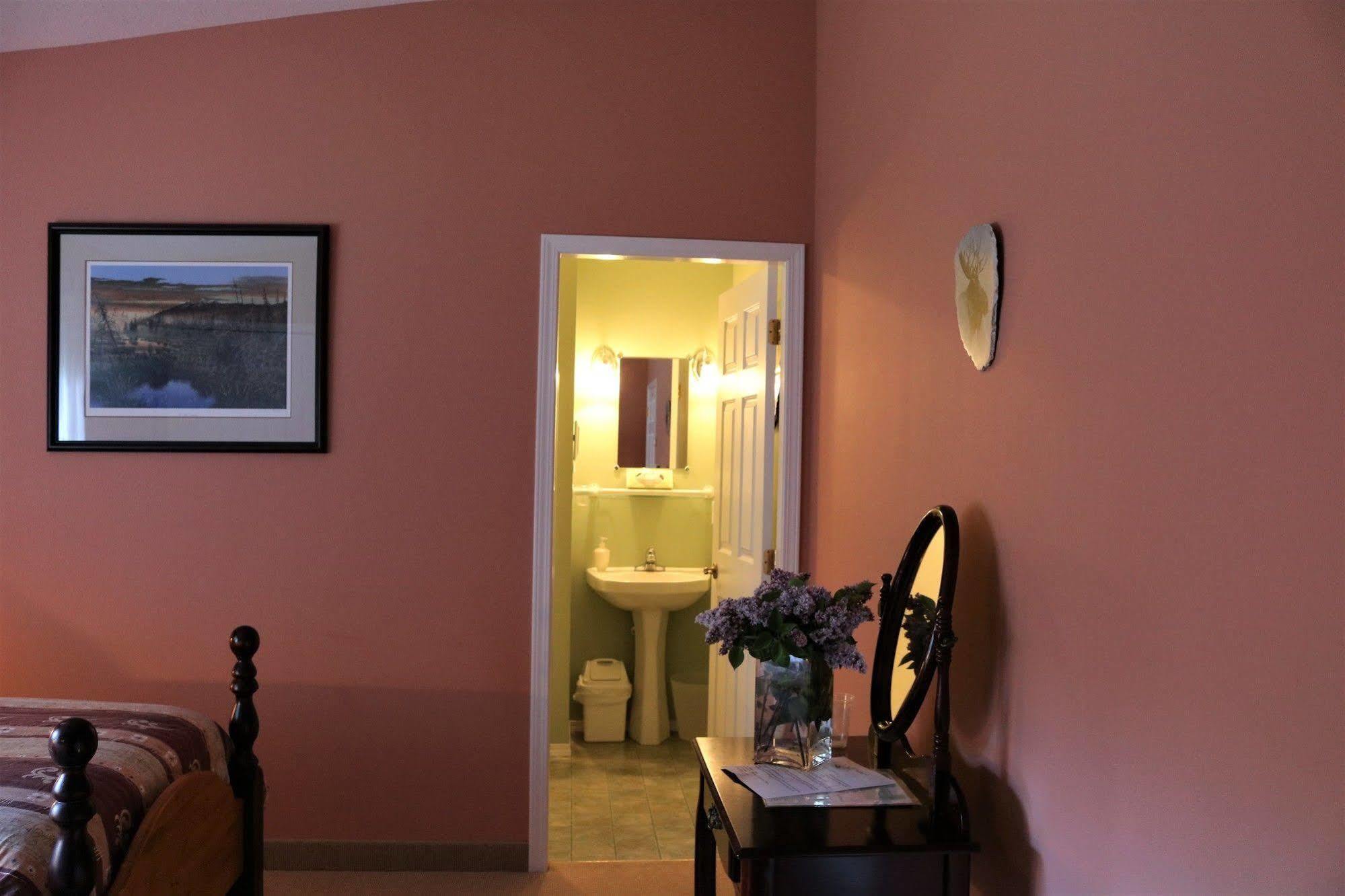 Mulvehill Creek Wilderness Inn And Wedding Chapel 雷夫尔斯托克 外观 照片
