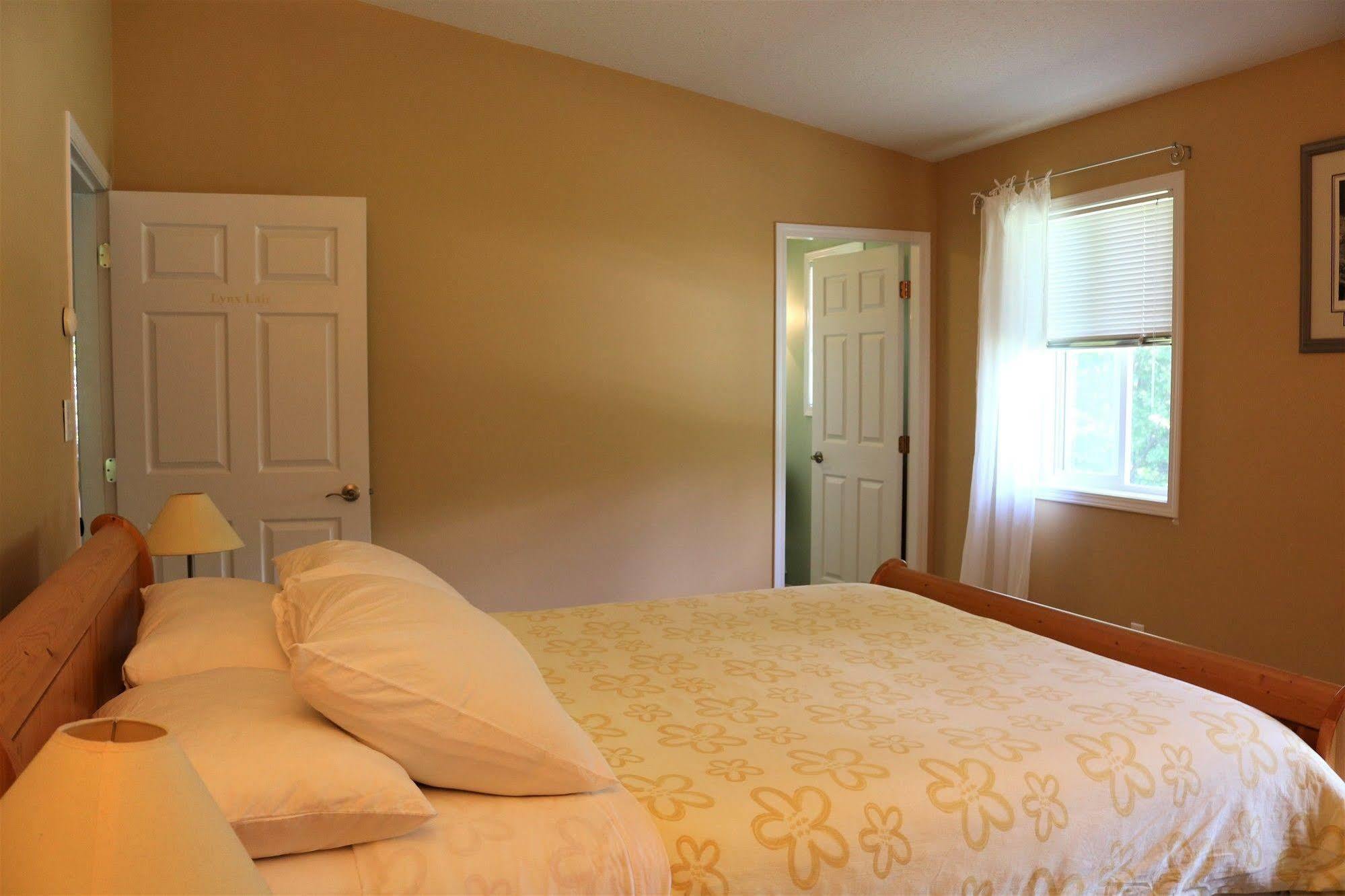 Mulvehill Creek Wilderness Inn And Wedding Chapel 雷夫尔斯托克 外观 照片