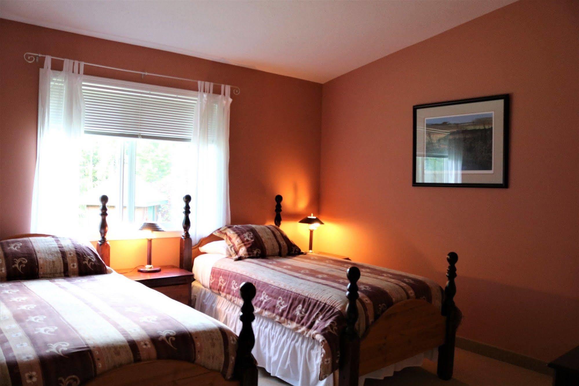 Mulvehill Creek Wilderness Inn And Wedding Chapel 雷夫尔斯托克 外观 照片