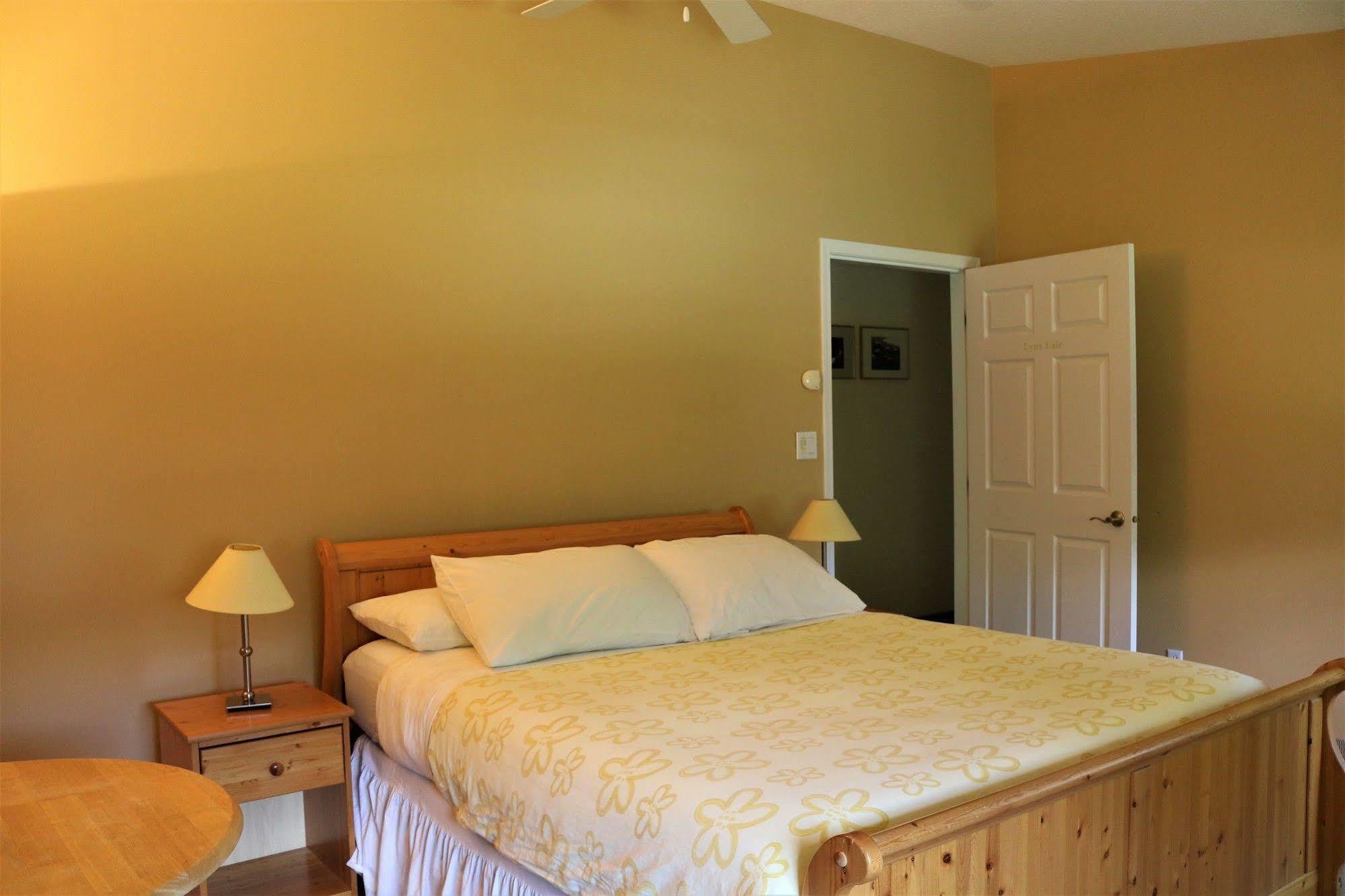 Mulvehill Creek Wilderness Inn And Wedding Chapel 雷夫尔斯托克 外观 照片